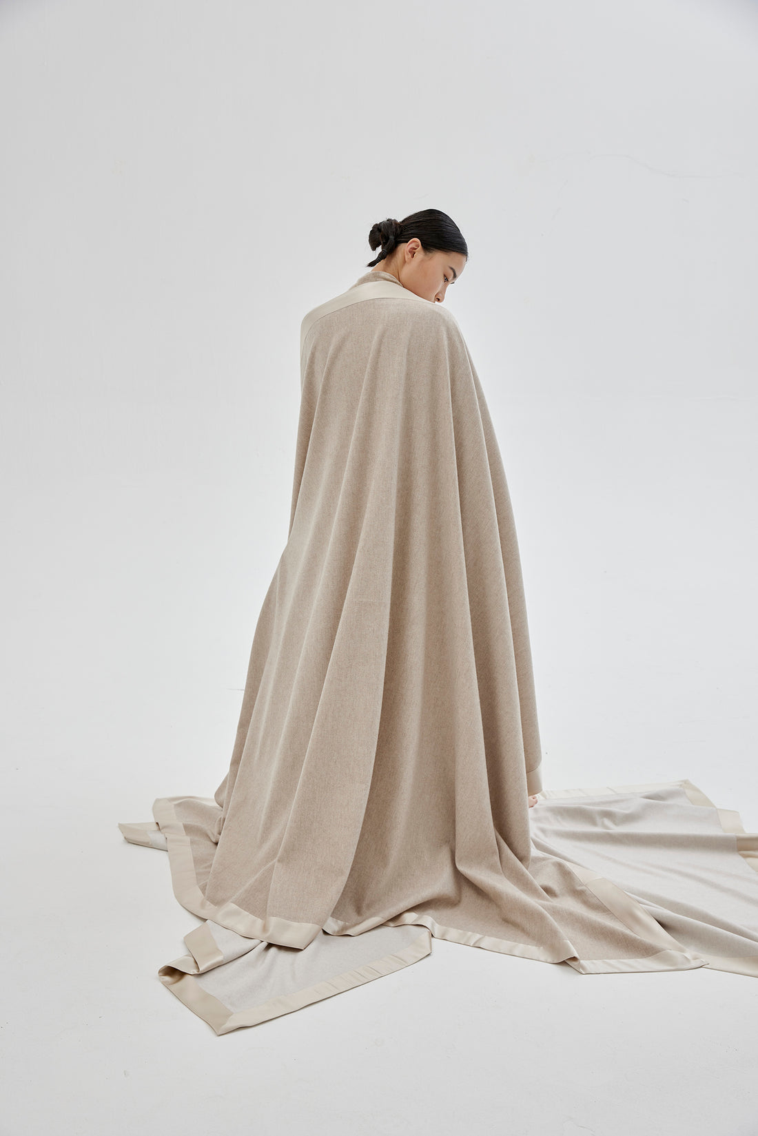 Extended double-sided cashmere blanket with silk border